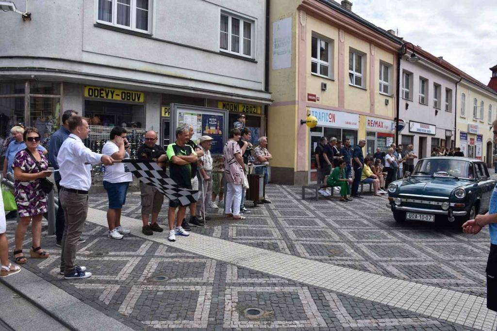 Ze startu XIV. Slánského okruhu - průjezd Londou.