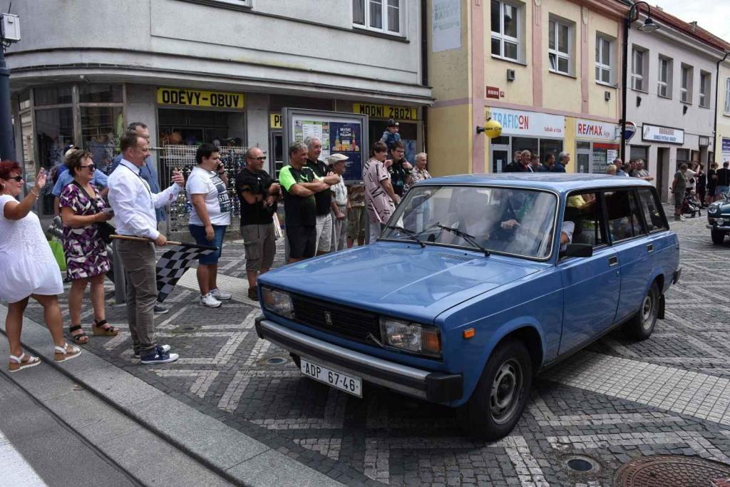Ze startu XIV. Slánského okruhu - průjezd Londou.