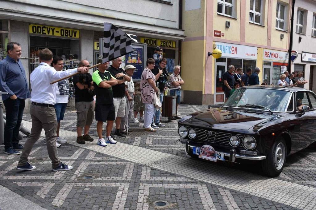 Ze startu XIV. Slánského okruhu - průjezd Londou.