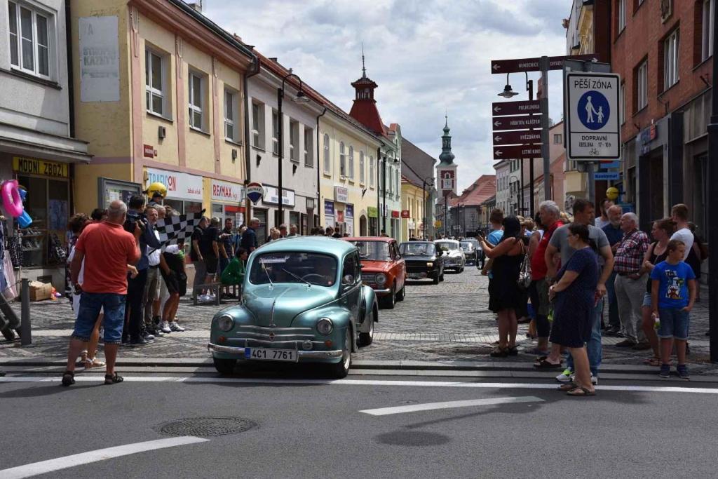 Ze startu XIV. Slánského okruhu - průjezd Londou.