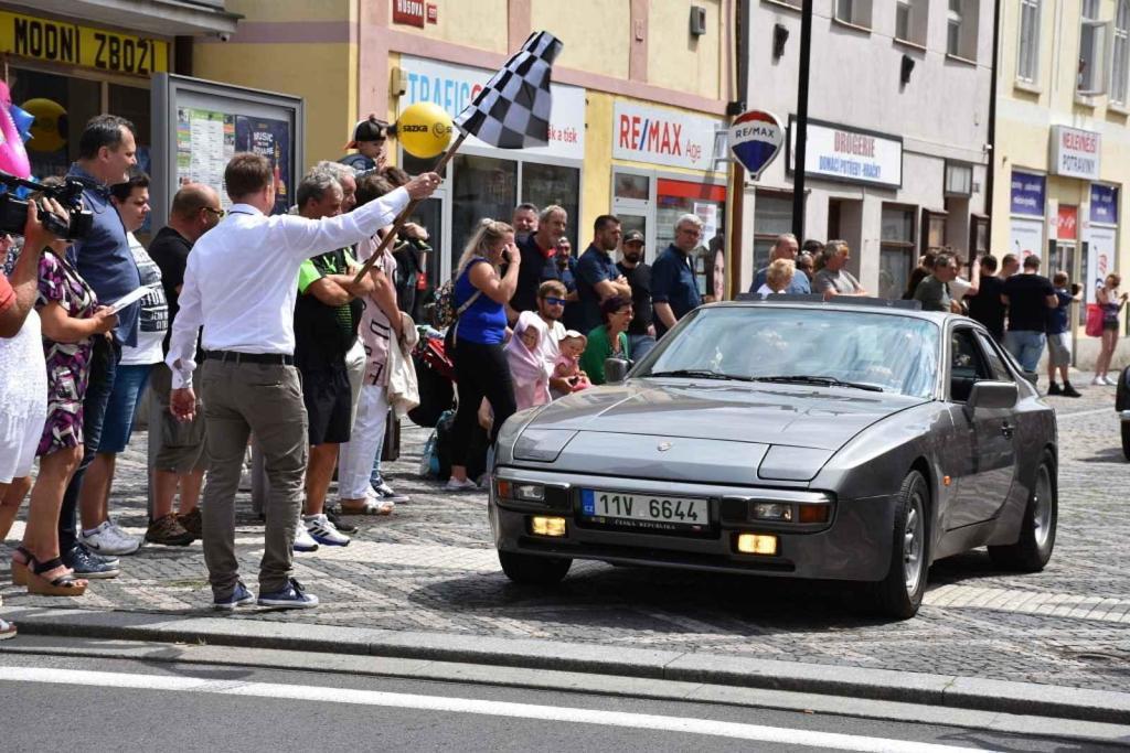 Ze startu XIV. Slánského okruhu - průjezd Londou.
