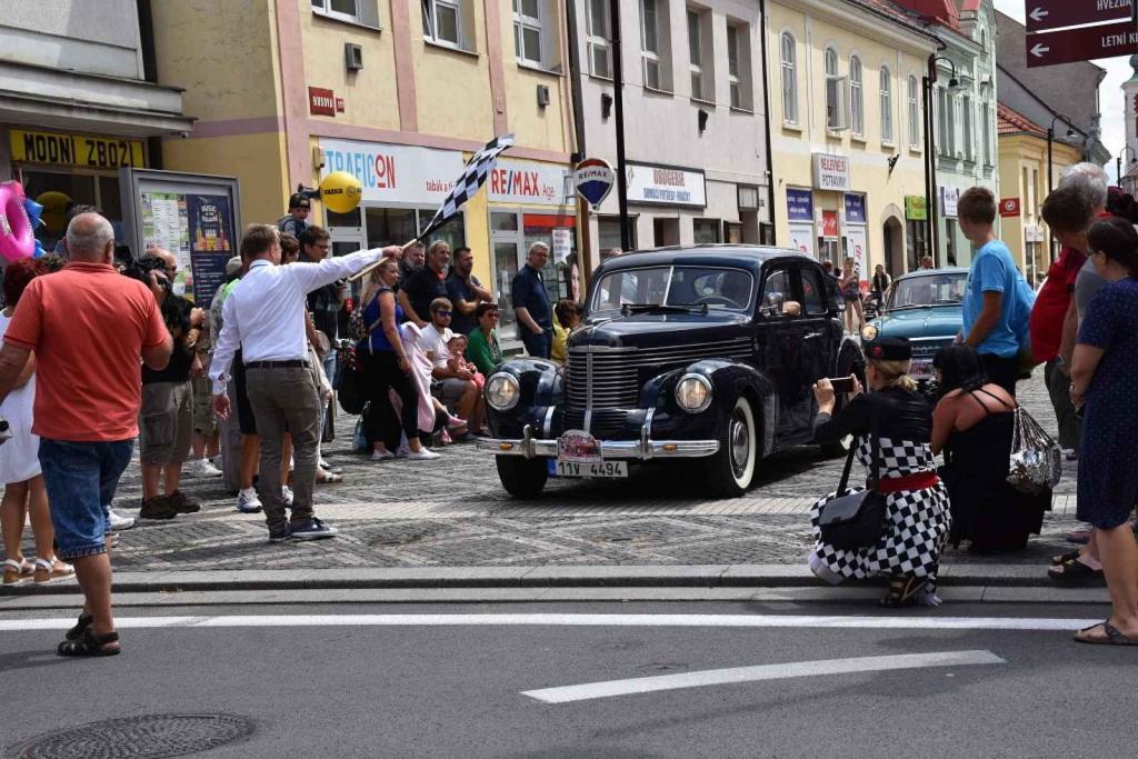 Ze startu XIV. Slánského okruhu - průjezd Londou.