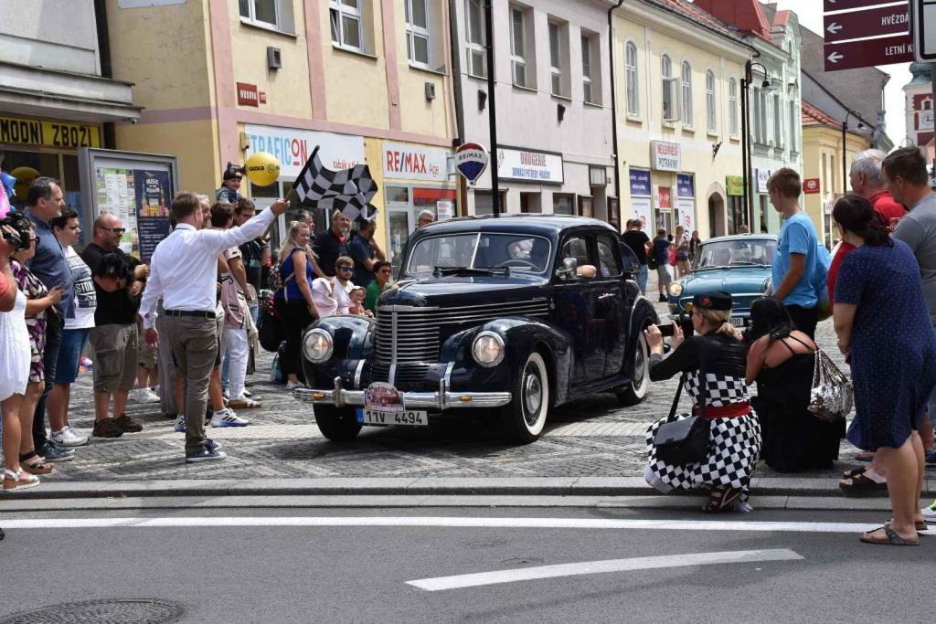 Ze startu XIV. Slánského okruhu - průjezd Londou.