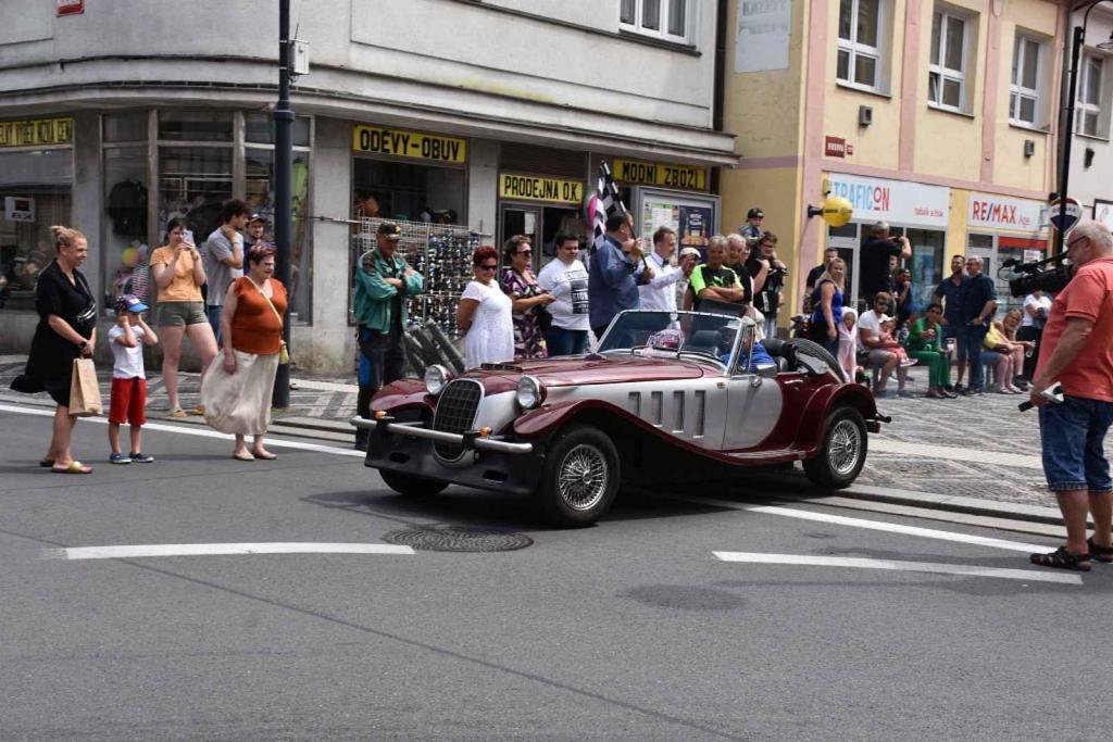 Ze startu XIV. Slánského okruhu - průjezd Londou.