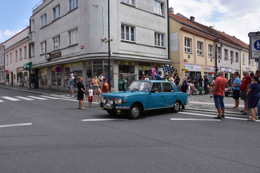 Ze startu XIV. Slánského okruhu - průjezd Londou.