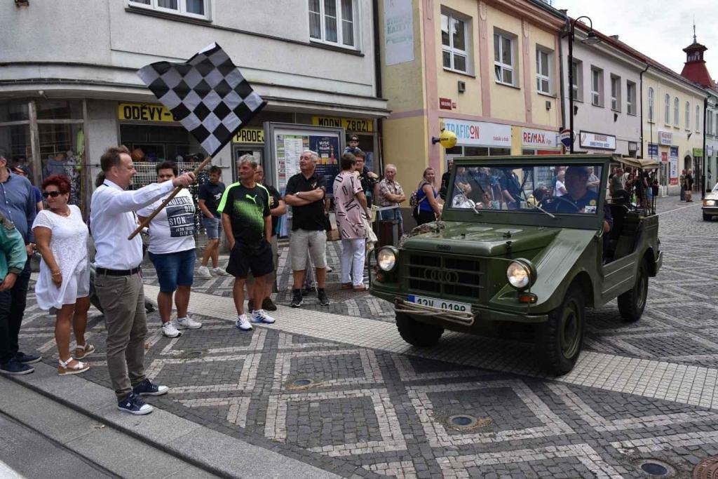 Ze startu XIV. Slánského okruhu - průjezd Londou.