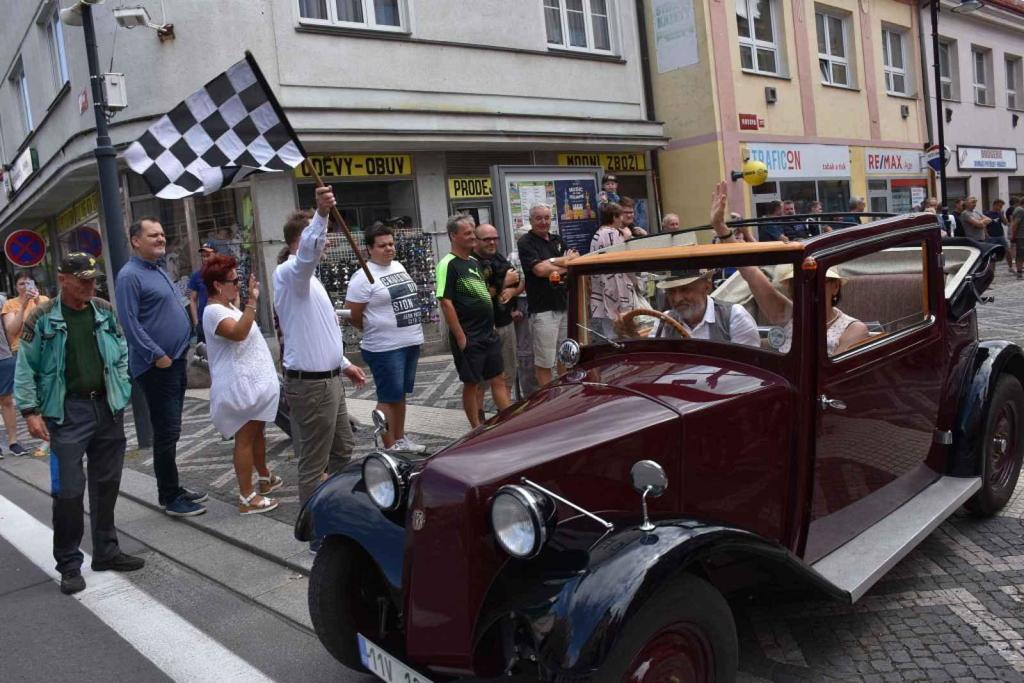 Ze startu XIV. Slánského okruhu - průjezd Londou.