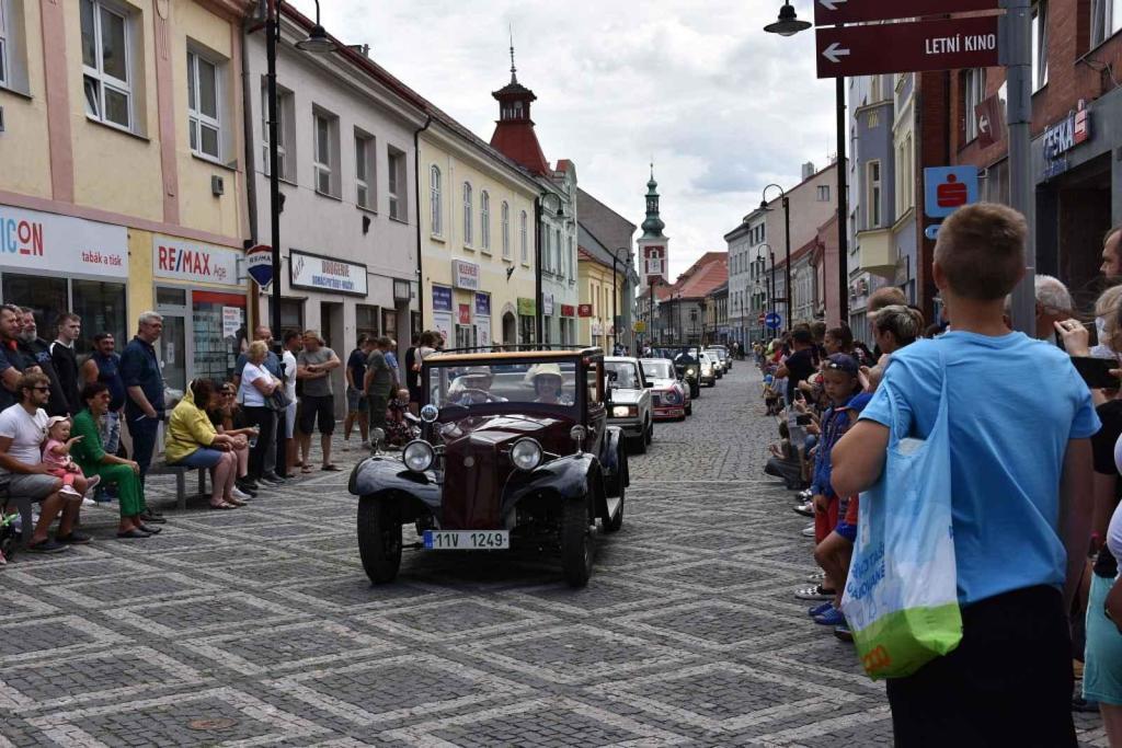 Ze startu XIV. Slánského okruhu - průjezd Londou.