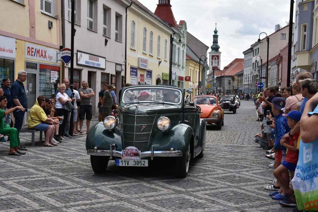Ze startu XIV. Slánského okruhu - průjezd Londou.