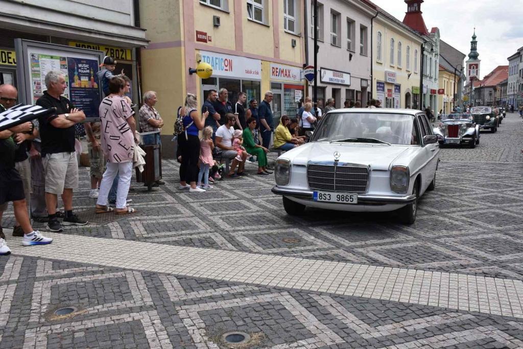 Ze startu XIV. Slánského okruhu - průjezd Londou.