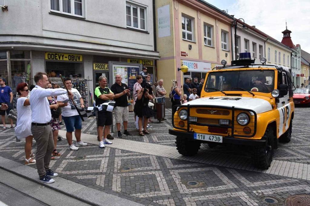 Ze startu XIV. Slánského okruhu - průjezd Londou.