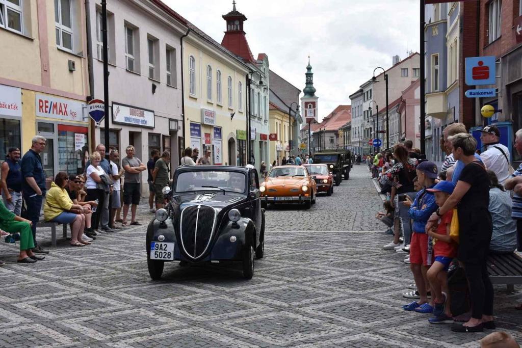 Ze startu XIV. Slánského okruhu - průjezd Londou.