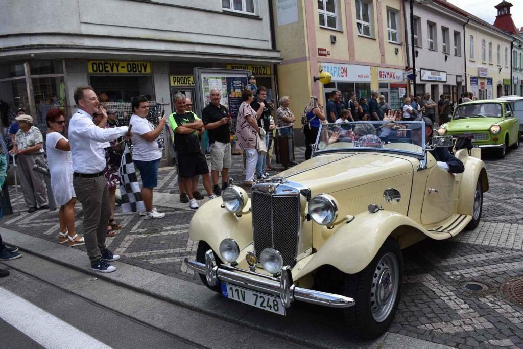 Ze startu XIV. Slánského okruhu - průjezd Londou.