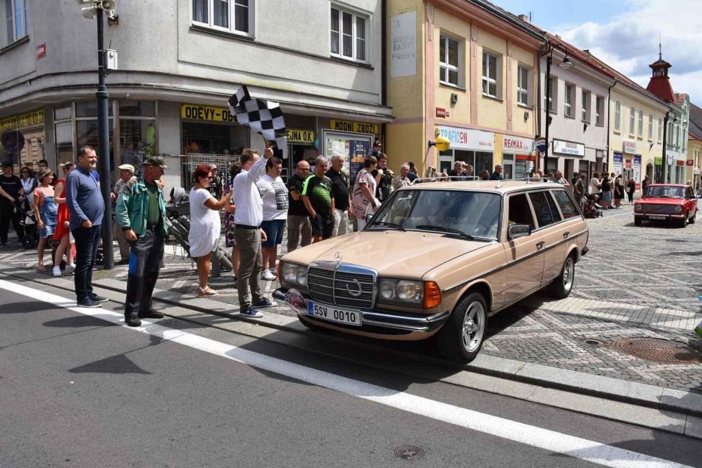 Ze startu XIV. Slánského okruhu - průjezd Londou.