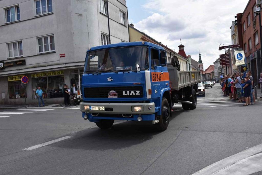 Ze startu XIV. Slánského okruhu - průjezd Londou.