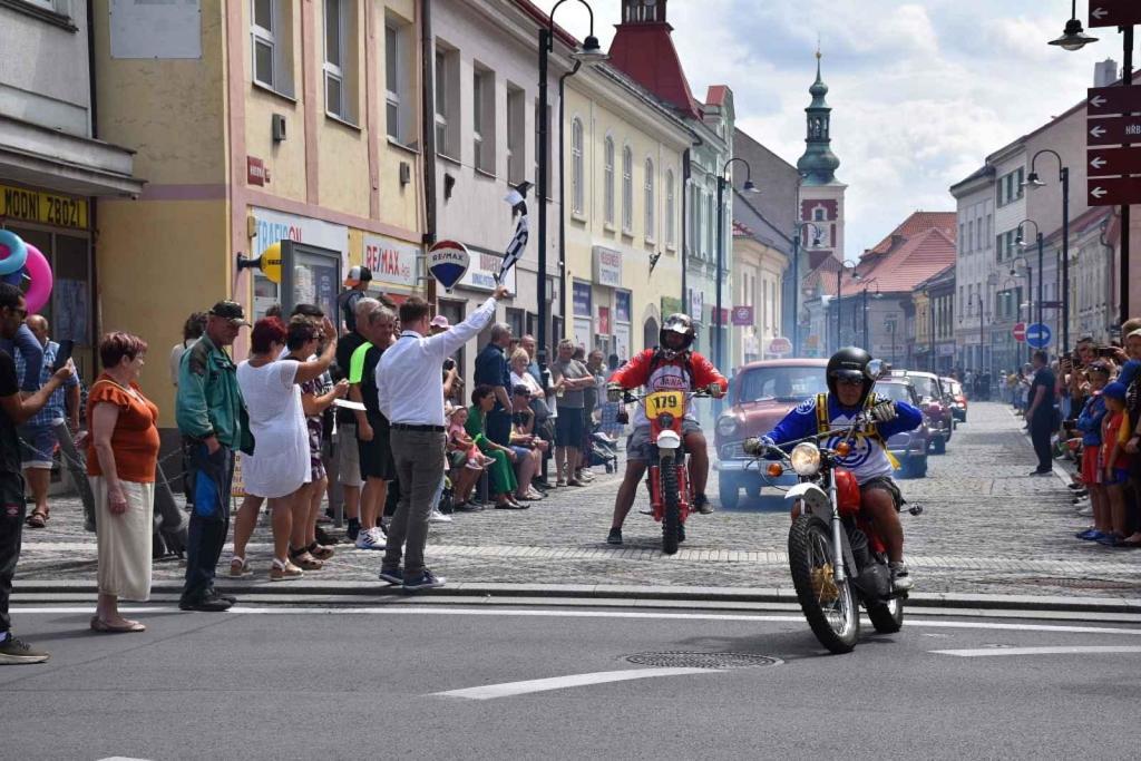 Ze startu XIV. Slánského okruhu - průjezd Londou.