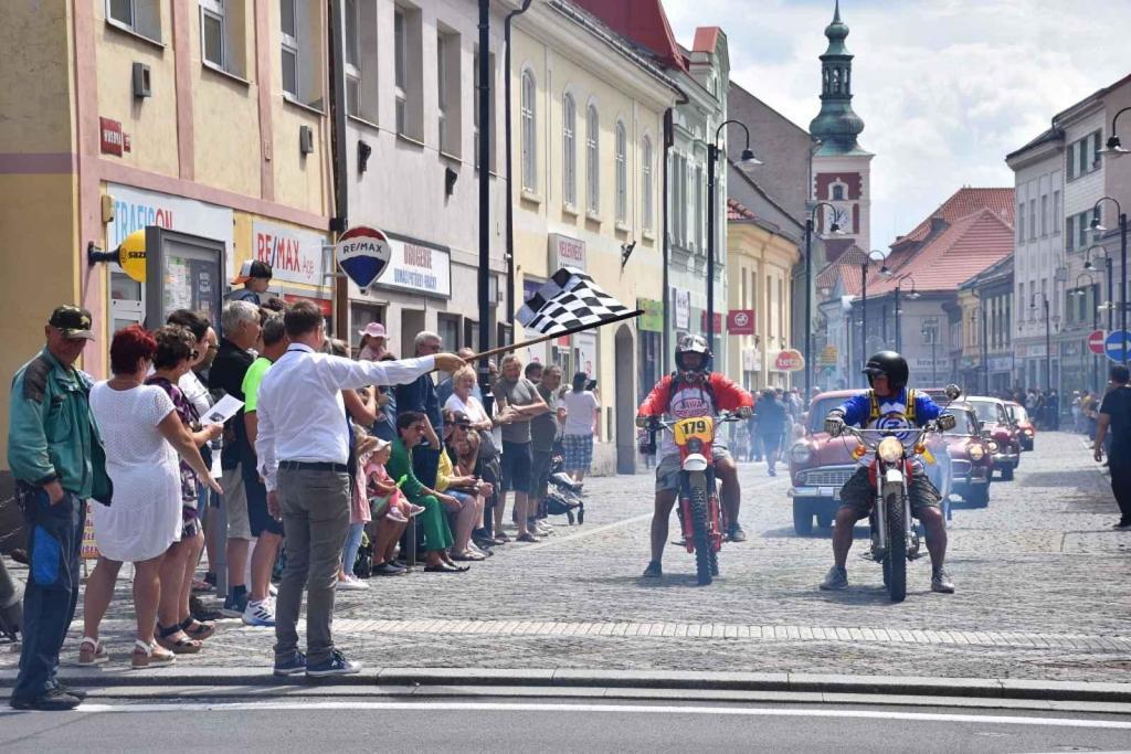 Ze startu XIV. Slánského okruhu - průjezd Londou.