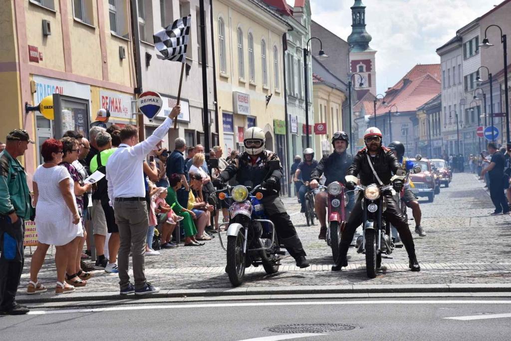 Ze startu XIV. Slánského okruhu - průjezd Londou.