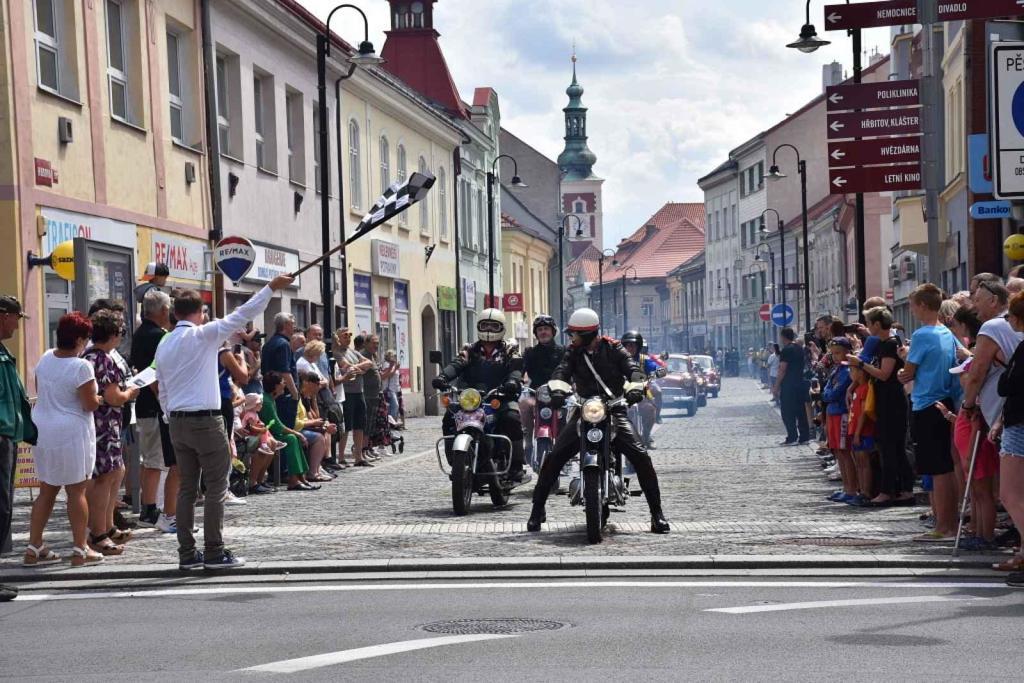 Ze startu XIV. Slánského okruhu - průjezd Londou.