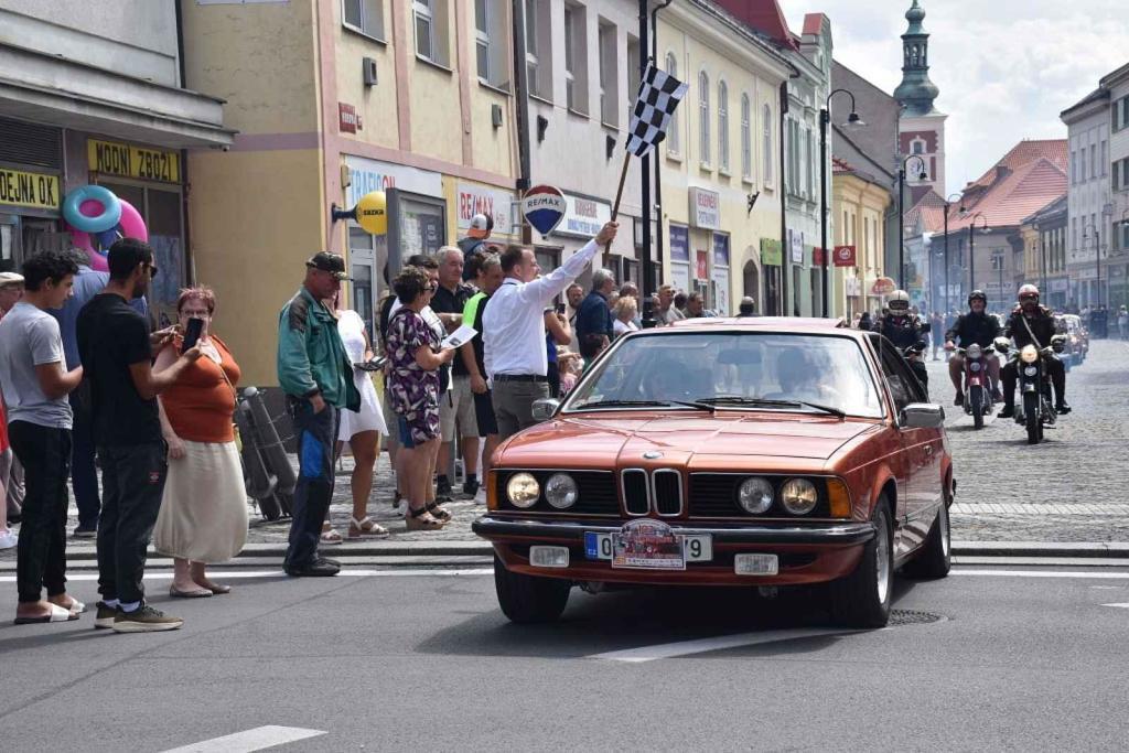 Ze startu XIV. Slánského okruhu - průjezd Londou.