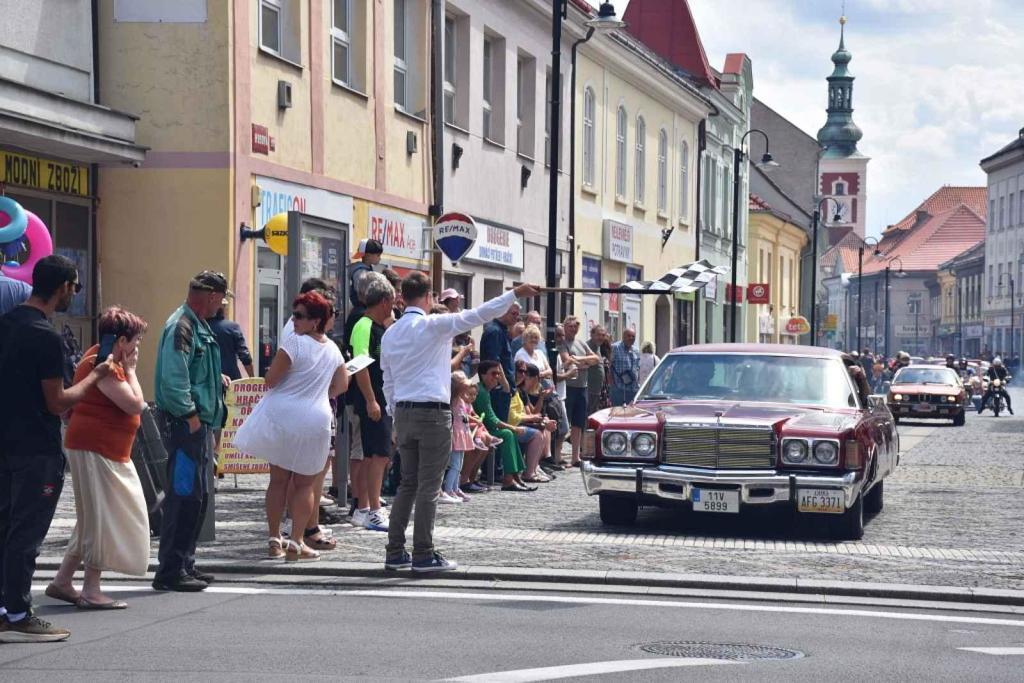 Ze startu XIV. Slánského okruhu - průjezd Londou.