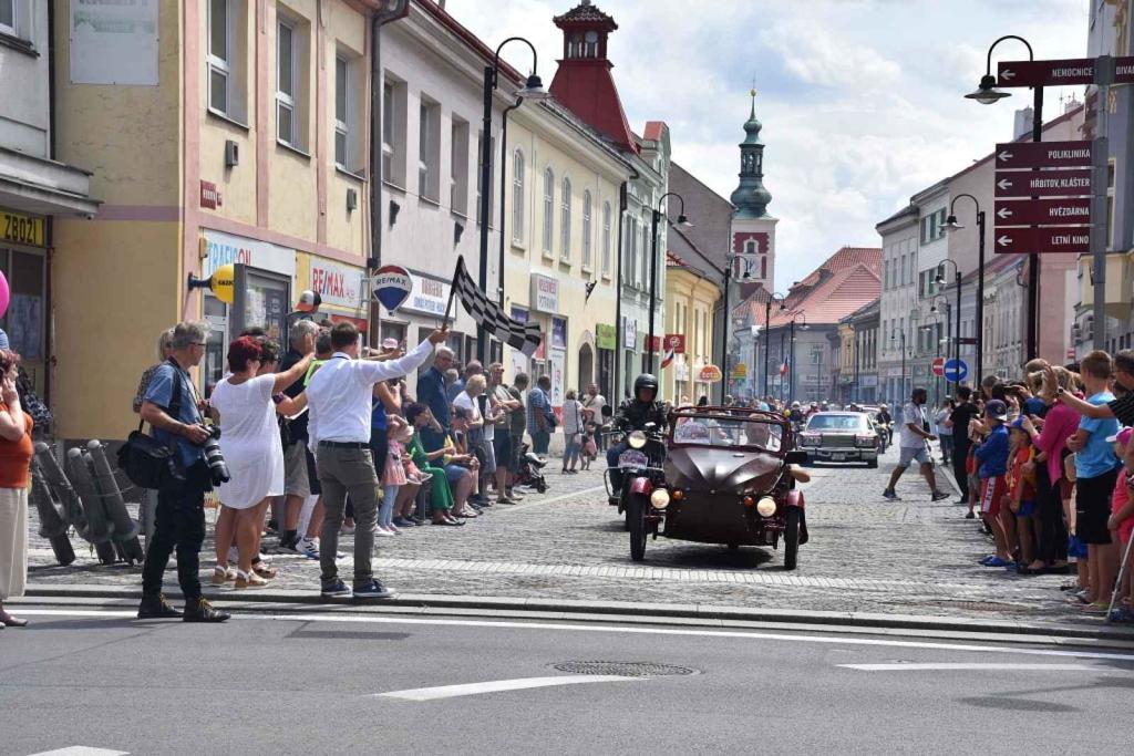 Ze startu XIV. Slánského okruhu - průjezd Londou.