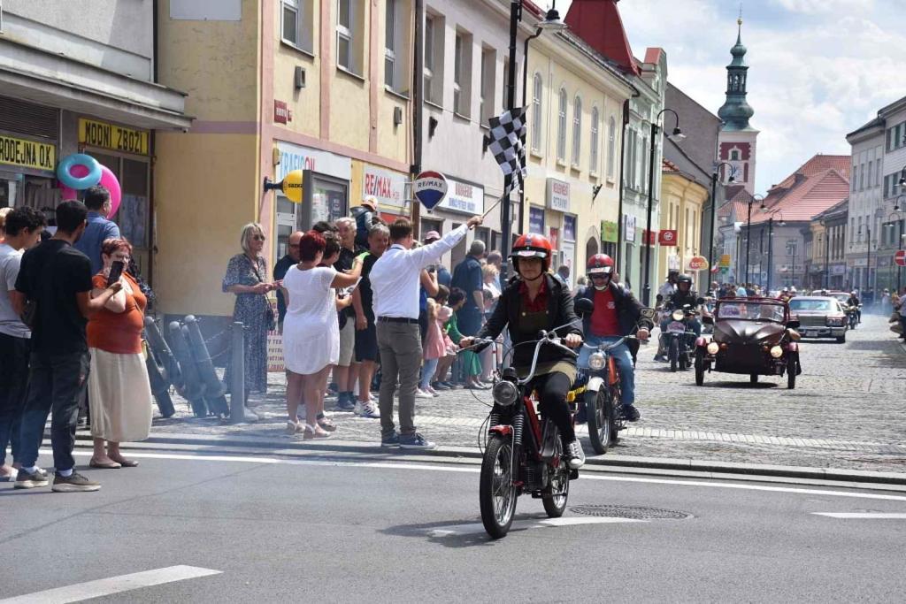 Ze startu XIV. Slánského okruhu - průjezd Londou.