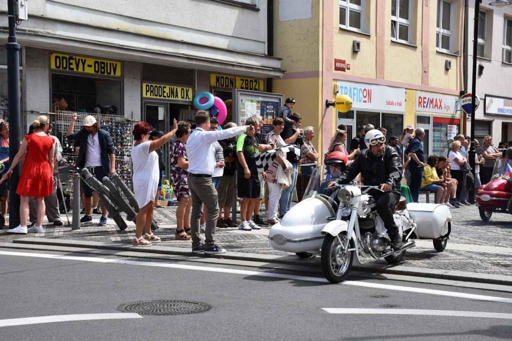 Ze startu XIV. Slánského okruhu - průjezd Londou.