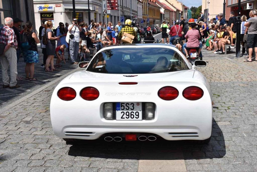 Ze startu XIV. Slánského okruhu - průjezd Londou.