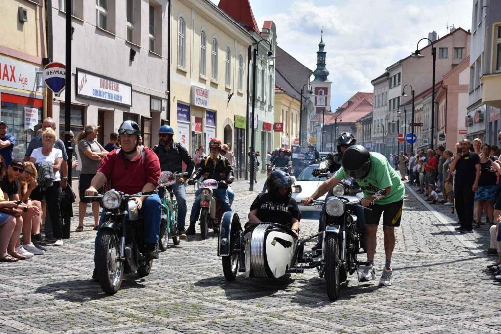Ze startu XIV. Slánského okruhu - průjezd Londou.