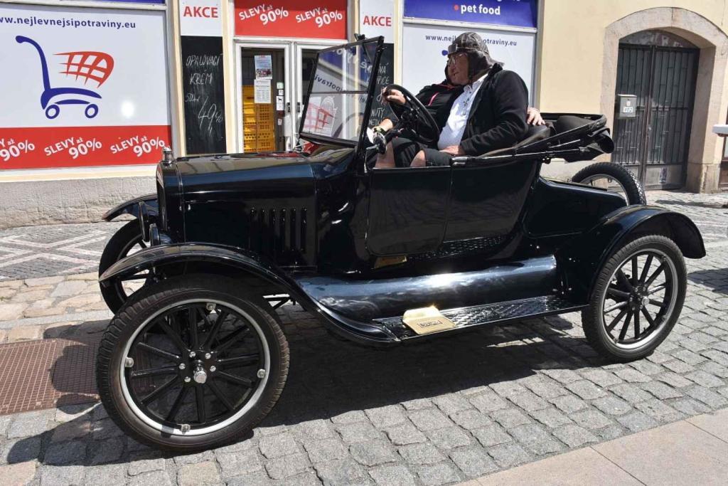 Ze startu XIV. Slánského okruhu - průjezd Londou.