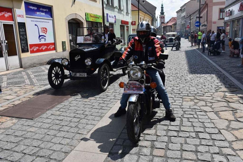 Ze startu XIV. Slánského okruhu - průjezd Londou.
