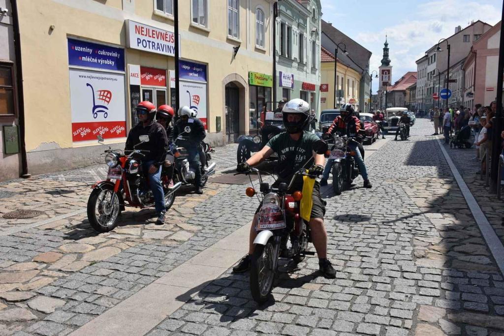 Ze startu XIV. Slánského okruhu - průjezd Londou.
