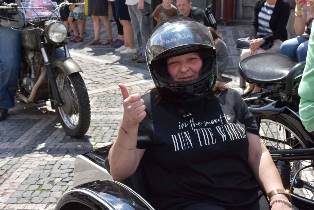 Ze startu XIV. Slánského okruhu - průjezd Londou.
