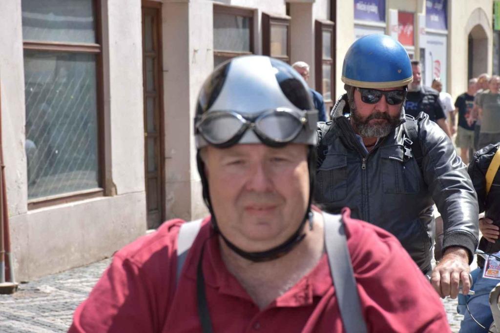 Ze startu XIV. Slánského okruhu - průjezd Londou.