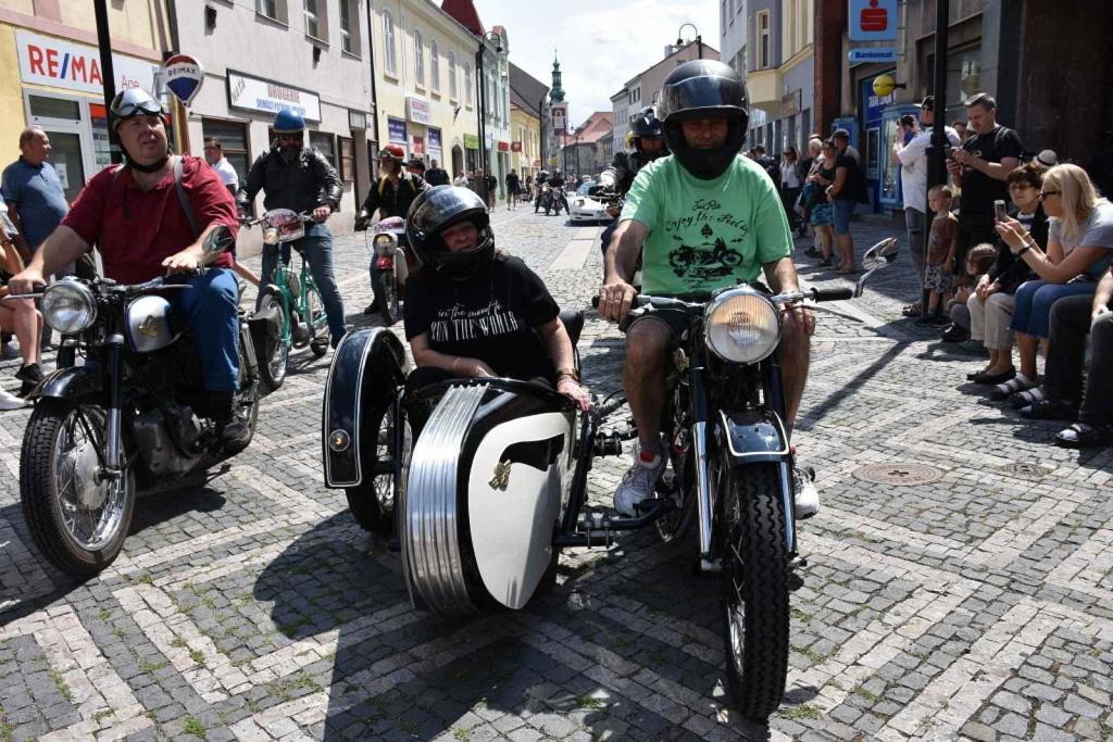 Ze startu XIV. Slánského okruhu - průjezd Londou.