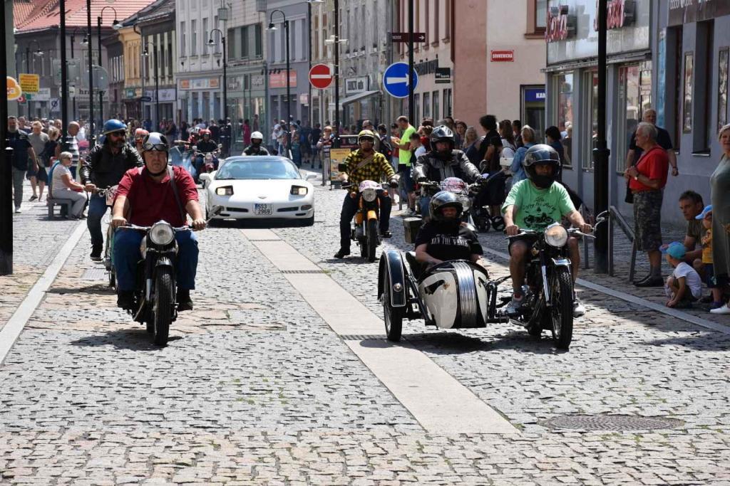 Ze startu XIV. Slánského okruhu - průjezd Londou.