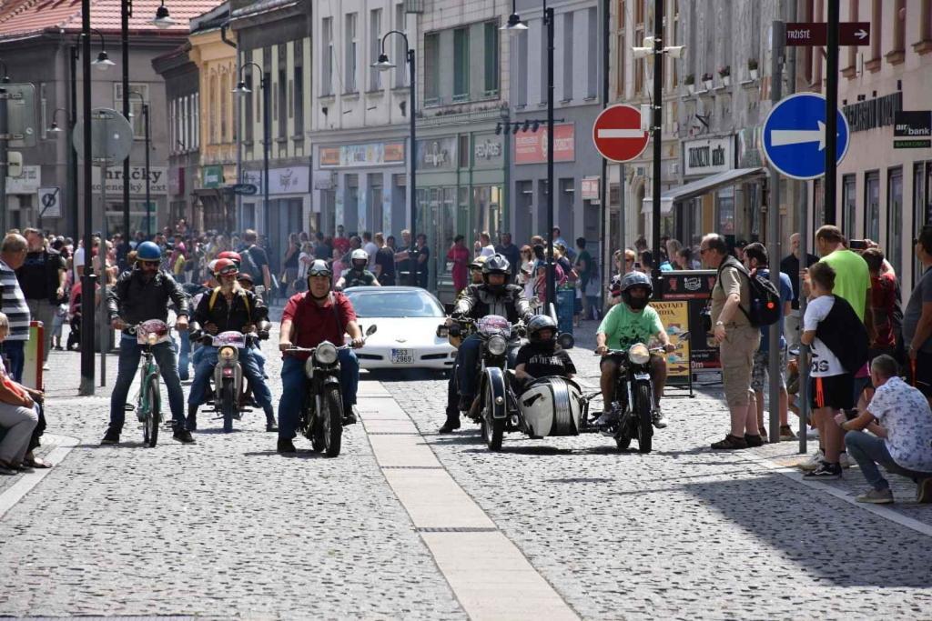 Ze startu XIV. Slánského okruhu - průjezd Londou.