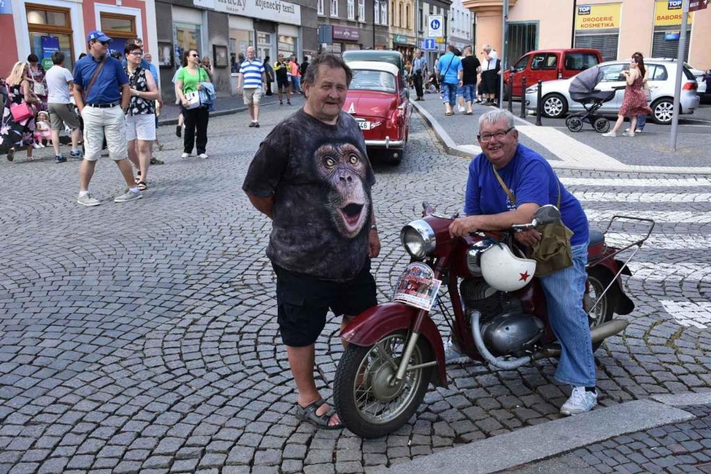 Ze startu XIV. Slánského okruhu - průjezd Londou.