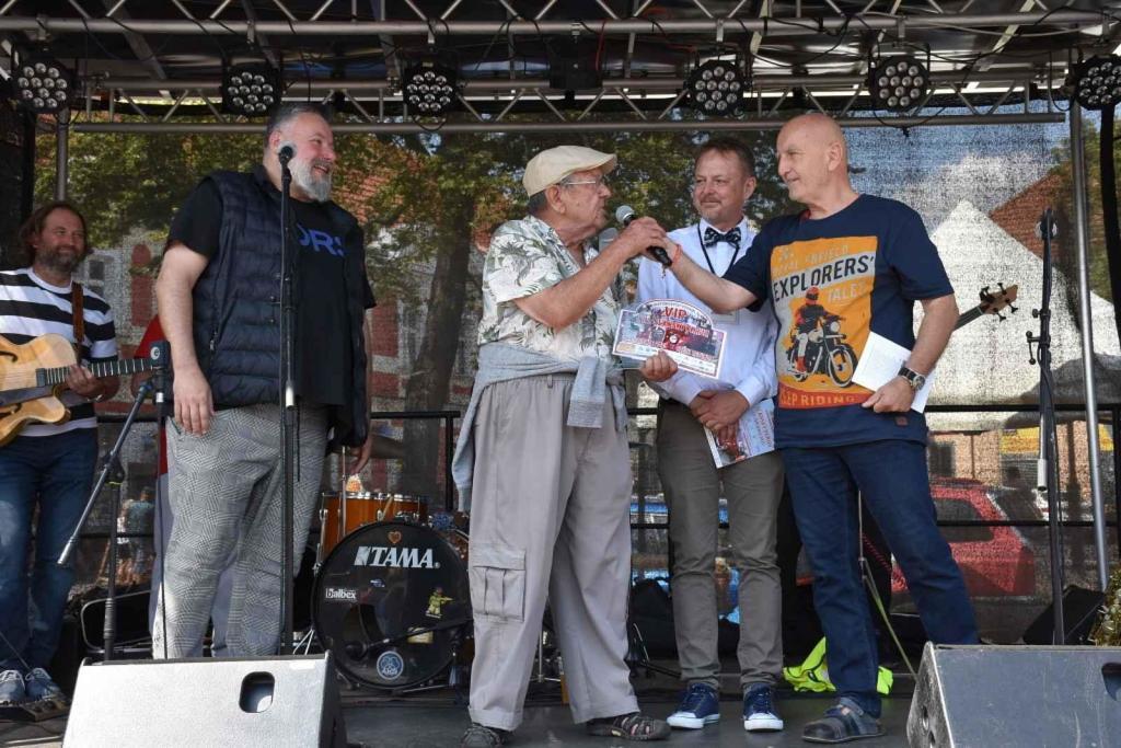 Ze startu XIV. Slánského okruhu - průjezd Londou.