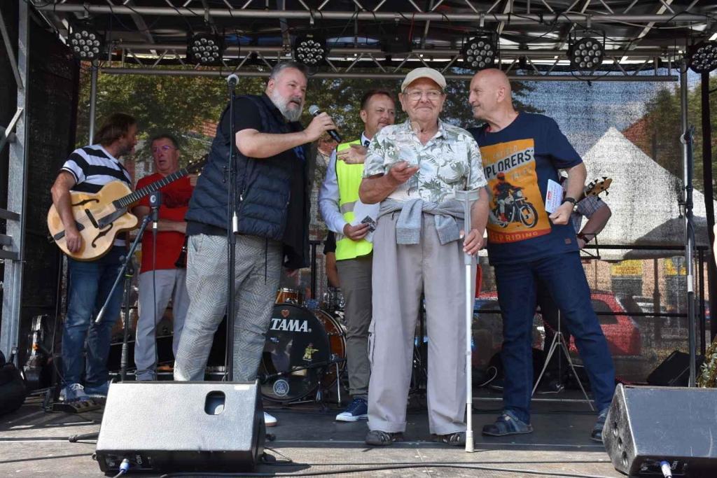 Ze startu XIV. Slánského okruhu - průjezd Londou.