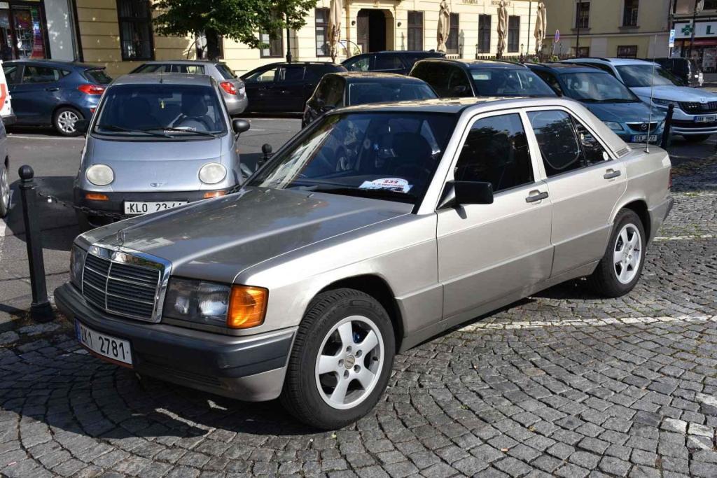 Ze startu XIV. Slánského okruhu - průjezd Londou.