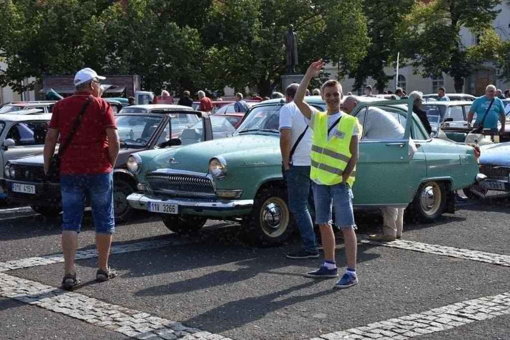 Ze startu XIV. Slánského okruhu - průjezd Londou.