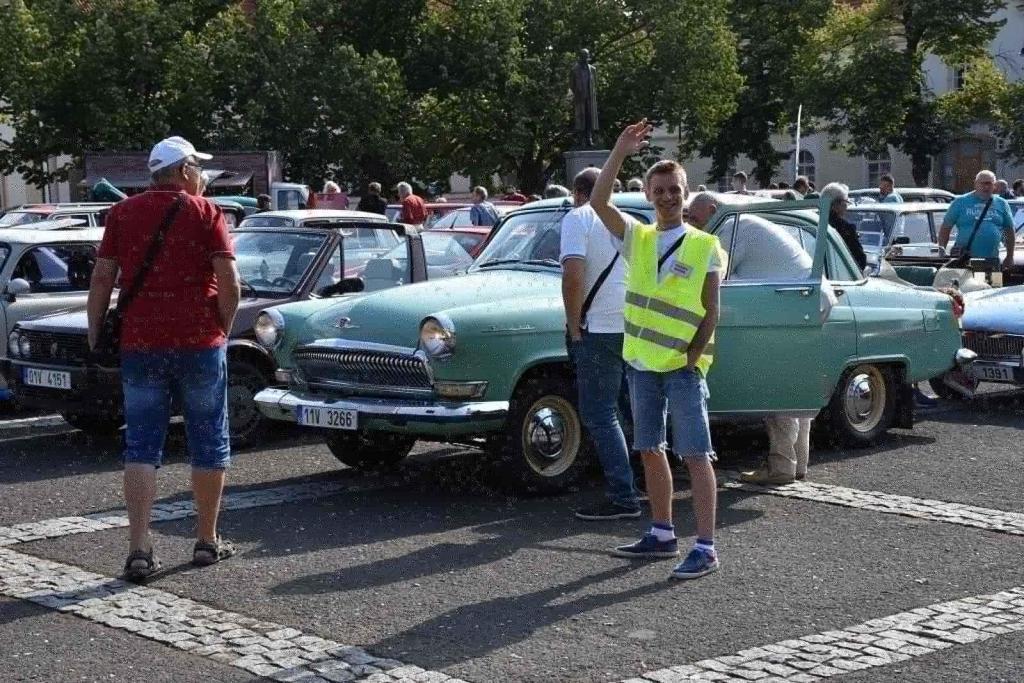 Ze startu XIV. Slánského okruhu - průjezd Londou.