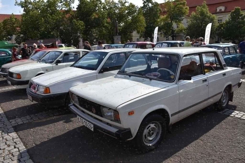 Ze startu XIV. Slánského okruhu - průjezd Londou.