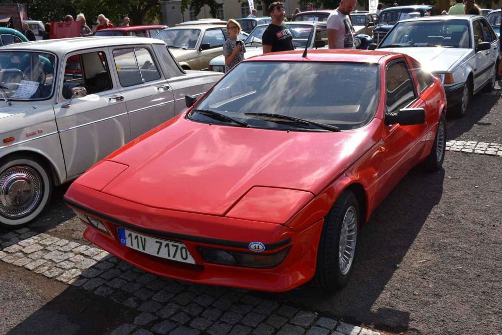Ze startu XIV. Slánského okruhu - průjezd Londou.
