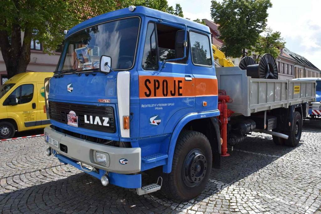 Ze startu XIV. Slánského okruhu - průjezd Londou.