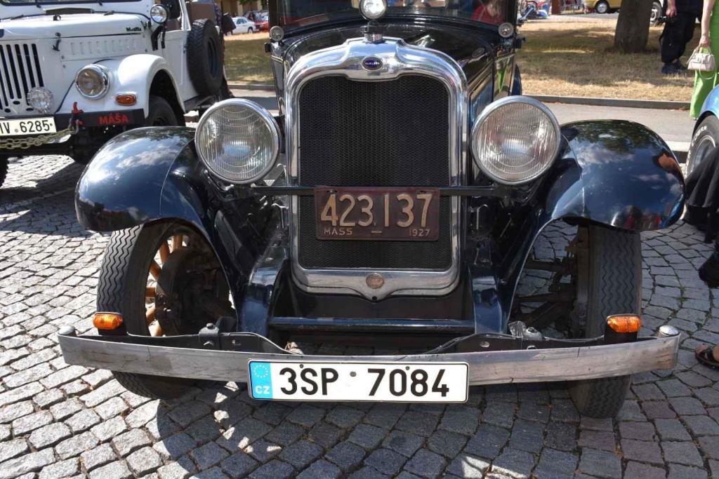 Ze startu XIV. Slánského okruhu - průjezd Londou.