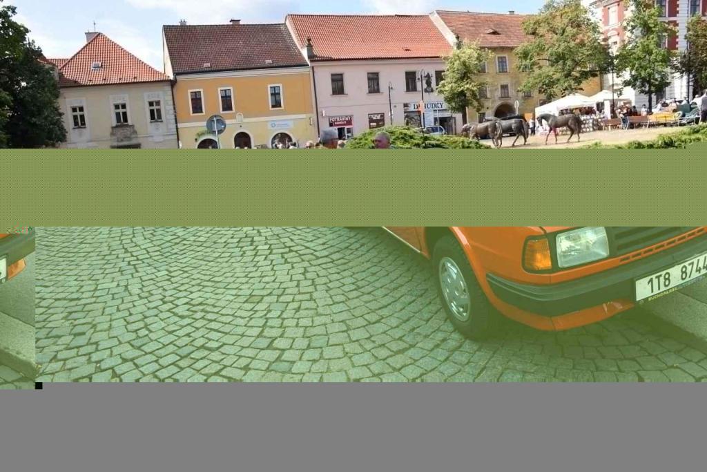 Ze startu XIV. Slánského okruhu - průjezd Londou.