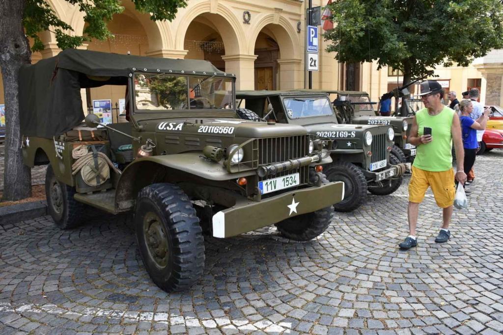 Ze startu XIV. Slánského okruhu - průjezd Londou.